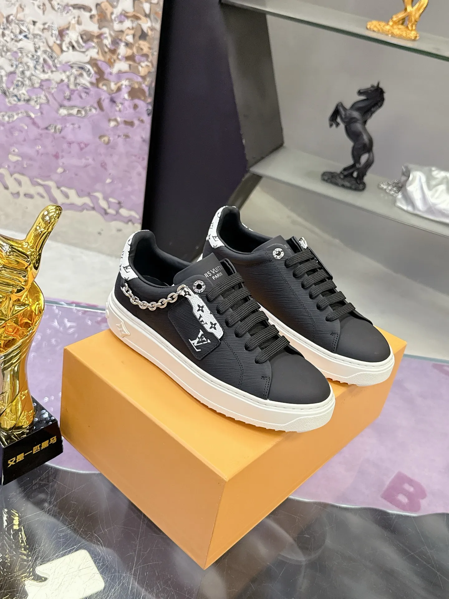 Factory price: 640💰 Louis Vuitton Louis Vuitton 25ss new style💗 Presbyopic chain sneakers, white shoes, many Internet celebrity fashion bloggers plant grass, simple shoe shape grid design, brand LOGO embossing, hardware buckle, presbyopic stitching, LV Circle rubber patch on the tongue with rich details 🌹 Original custom silk cowhide on the upper, water-dyed cowhide on the inside, one-piece molding process EVA feet 😄 Original open molded T men's shoes 💰U outsole LV white shoes series Size: 35-40